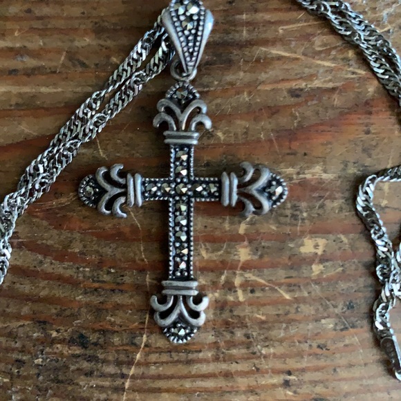 .925 Sterling Silver Cross + Chain - Picture 3 of 6
